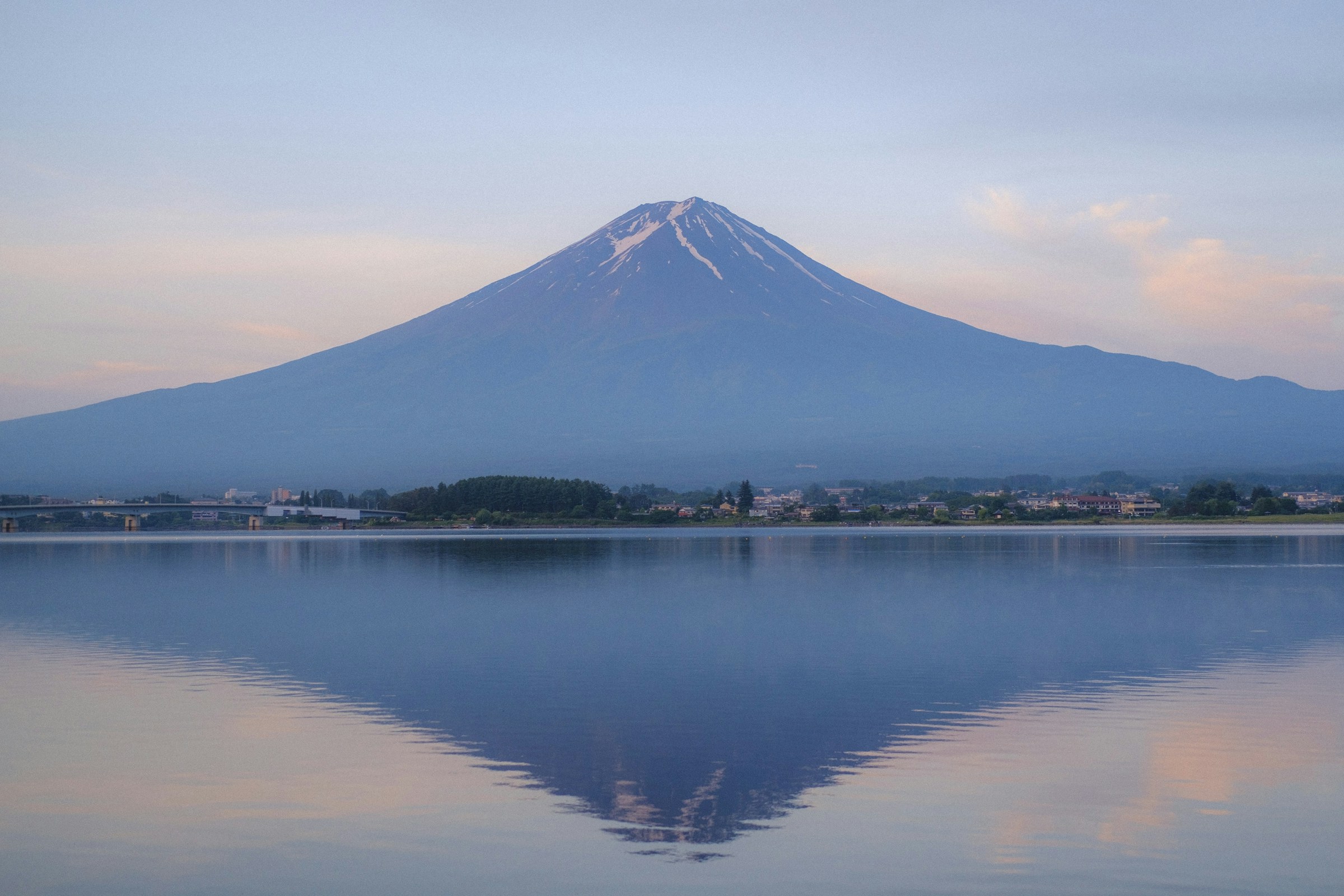 河口湖越しに望む富士山